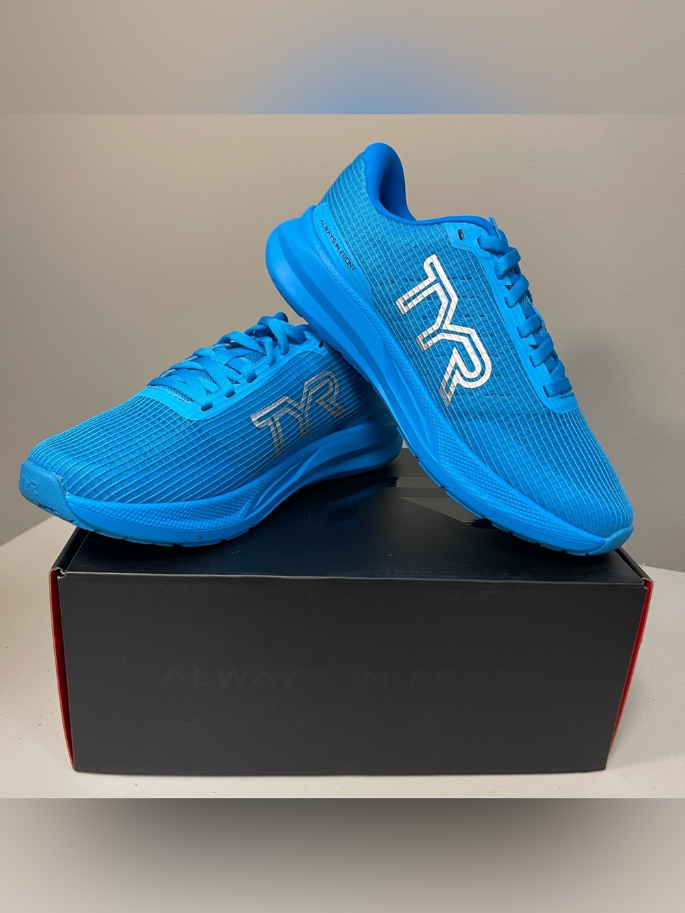NWT Sneakers TYR Women's 8.5 Tempo Running Shoes Electirc Blue Bright Neon Gym